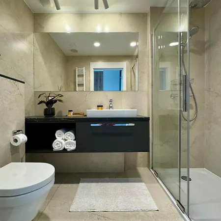 Baltic Infinity 528 - & Pool Access *